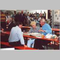 901-1026 Ostpreussentreffen 2002 Leipzig. Irmgard Henke aus Gross Engelau mit ihrem Mann (links) und einem Landsmann bei der Durchsicht der Fotoalben..jpg